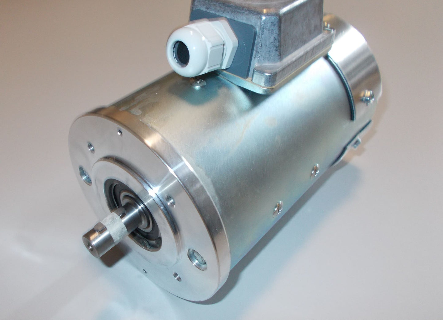 Quiet and Vibration-Free 370W Electric Motor (3000rpm)