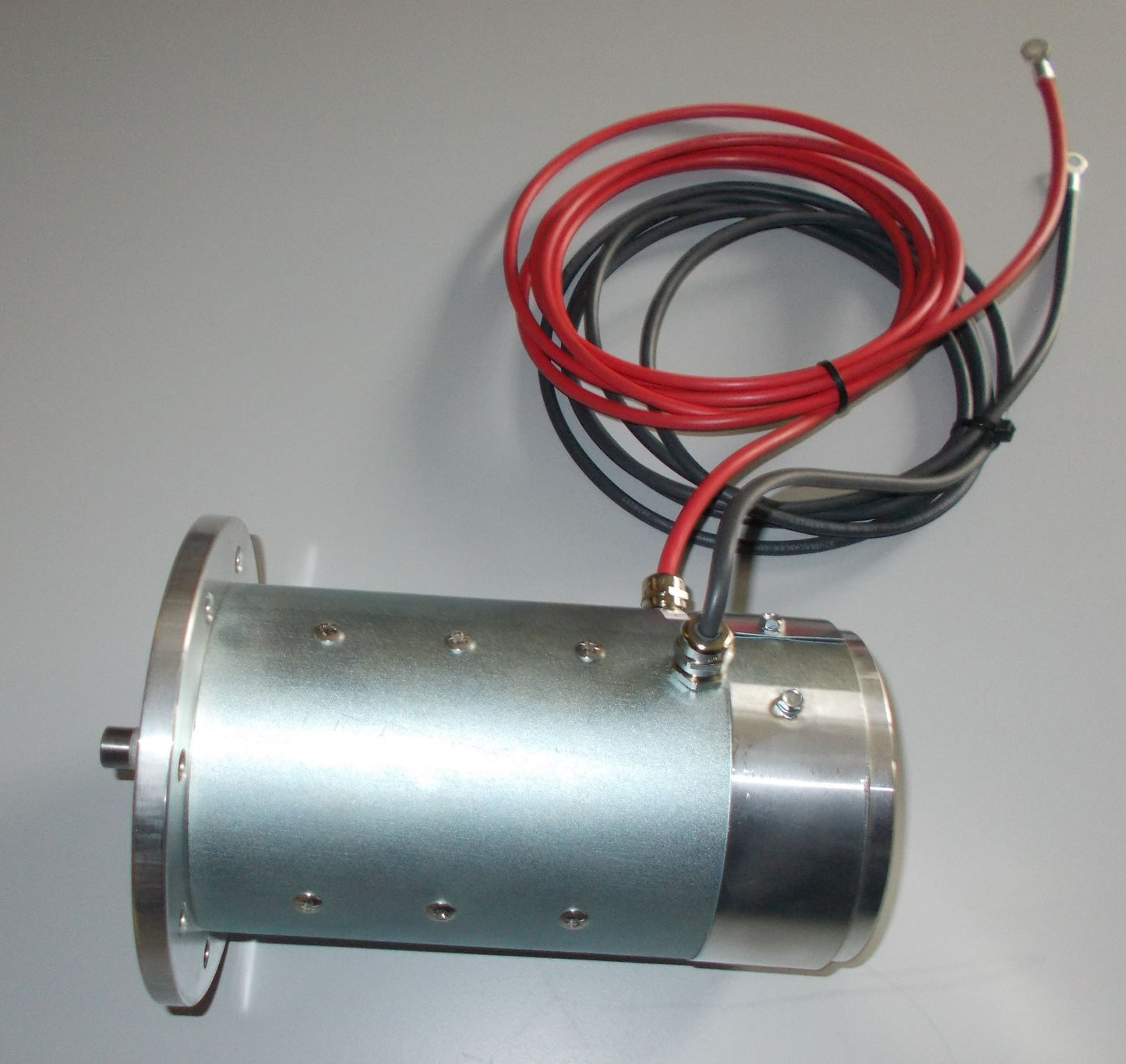 Quiet and Vibration-Free 700W Electric Motor (3000rpm)